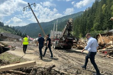 Bilanțul de până acum al inundațiilor: trei decese, 89 de persoane evacuate aerian și 63 terestru, pagube materiale imense