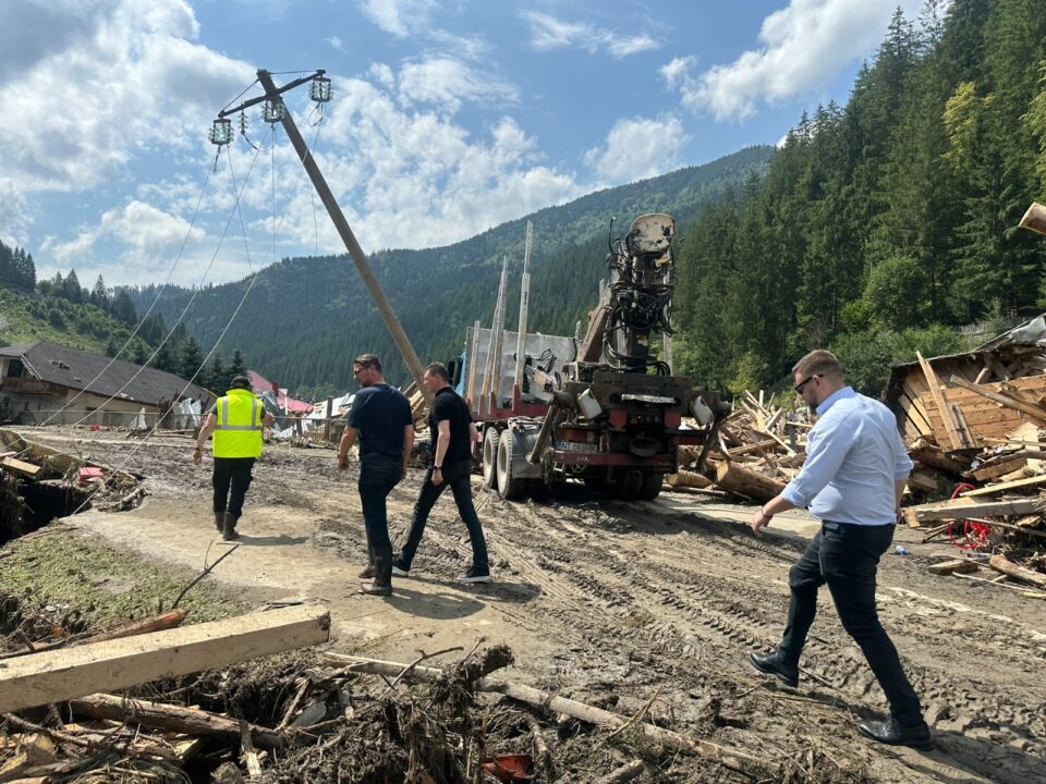 Bilanțul de până acum al inundațiilor: trei decese, 89 de persoane evacuate aerian și 63 terestru, pagube materiale imense