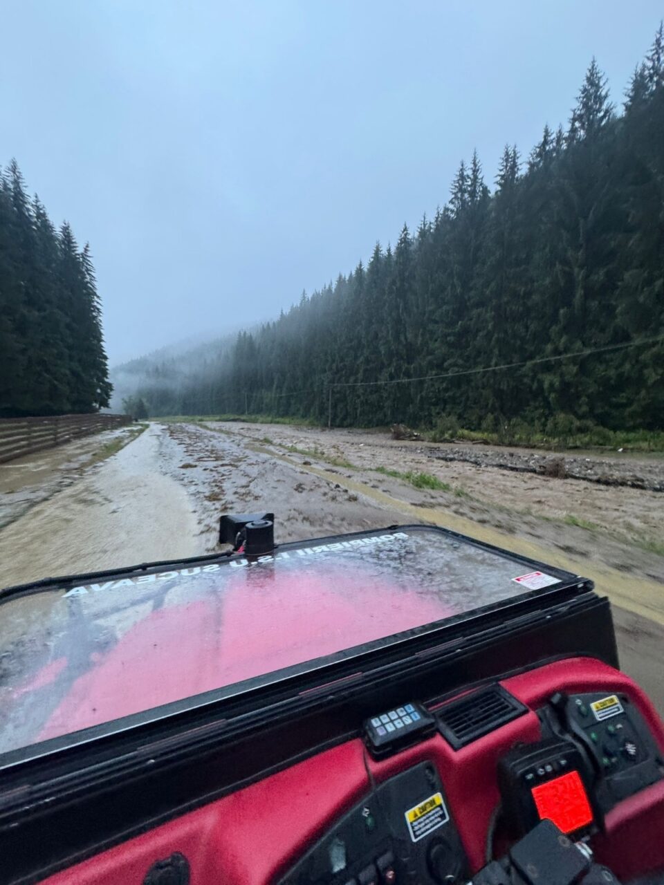 Circulația rutieră este blocată pe DN 17B, în orașul Broșteni și pe DJ 177A, între Ostra și Stulpicani
