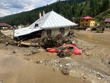 Bilanțul de până acum al inundațiilor: trei decese, 89 de persoane evacuate aerian și 63 terestru, pagube materiale imense