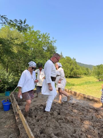 Zeci de oameni au participat sâmbătă la o clacă de lutuit și au dat o nouă față căsuțelor huțule, la Brodina