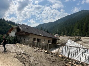 Bilanțul de până acum al inundațiilor: trei decese, 89 de persoane evacuate aerian și 63 terestru, pagube materiale imense
