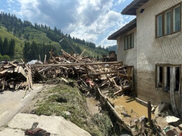 Bilanțul de până acum al inundațiilor: trei decese, 89 de persoane evacuate aerian și 63 terestru, pagube materiale imense
