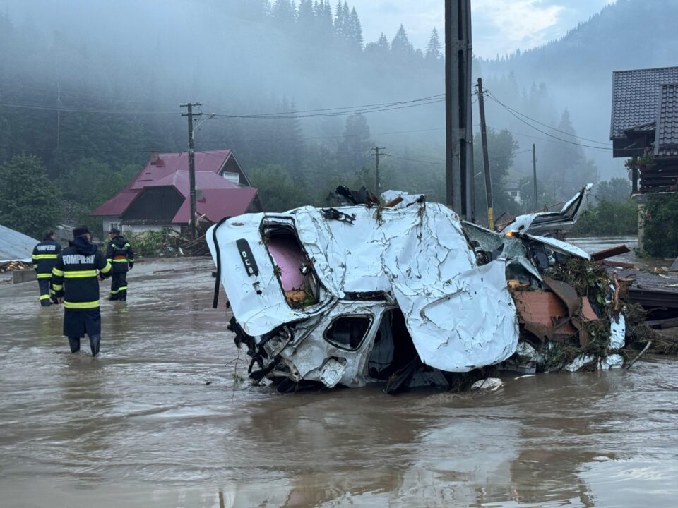 Dezastru produs de inundații masive în zona de munte a județului Suceava: Trei persoane decedate în Broșteni, peste 100 de sinistrați salvați, case distruse și drumuri blocate