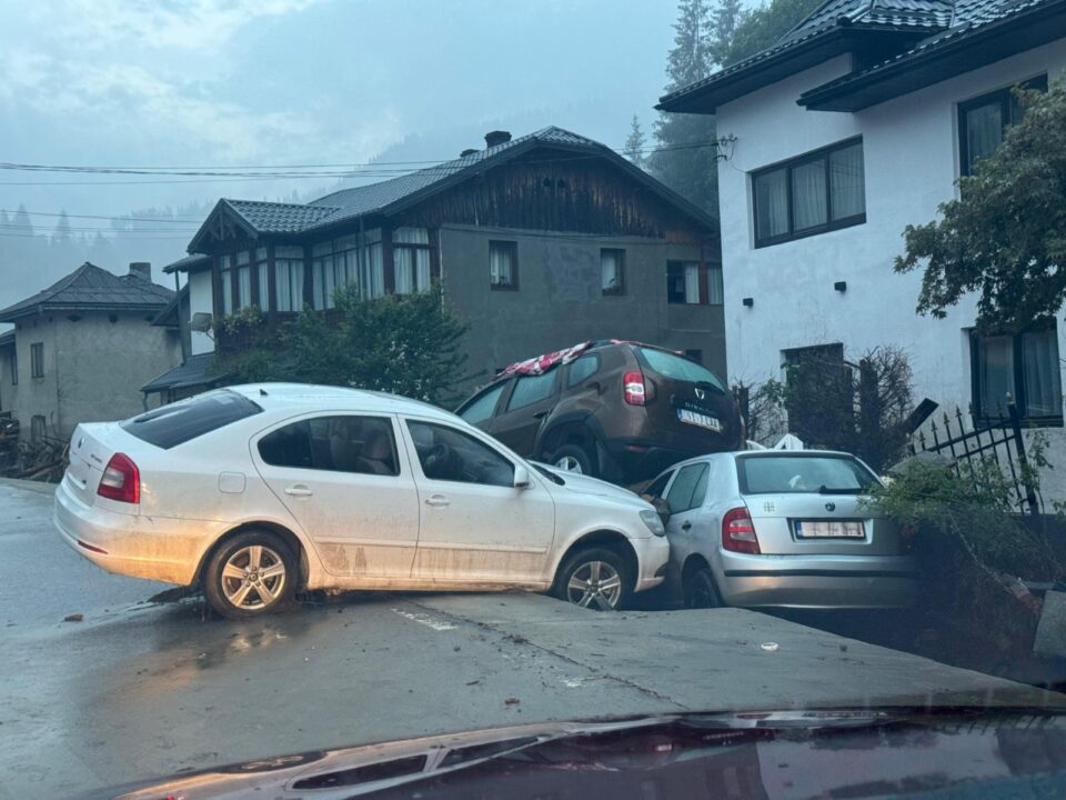 Dezastru produs de inundații masive în zona de munte a județului Suceava: Trei persoane decedate în Broșteni, peste 100 de sinistrați salvați, case distruse și drumuri blocate