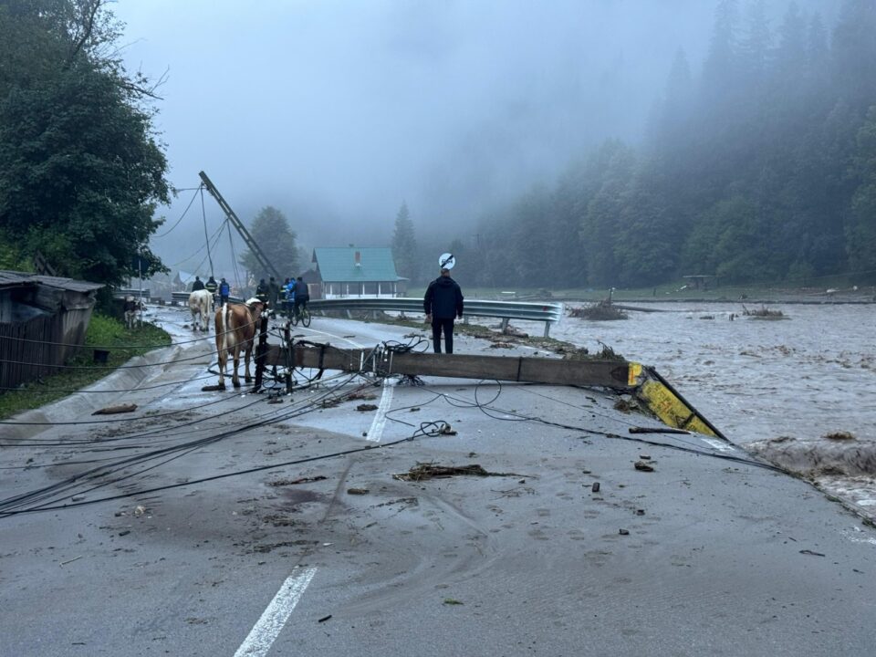 Dezastru produs de inundații masive în zona de munte a județului Suceava: Trei persoane decedate în Broșteni, peste 100 de sinistrați salvați, case distruse și drumuri blocate