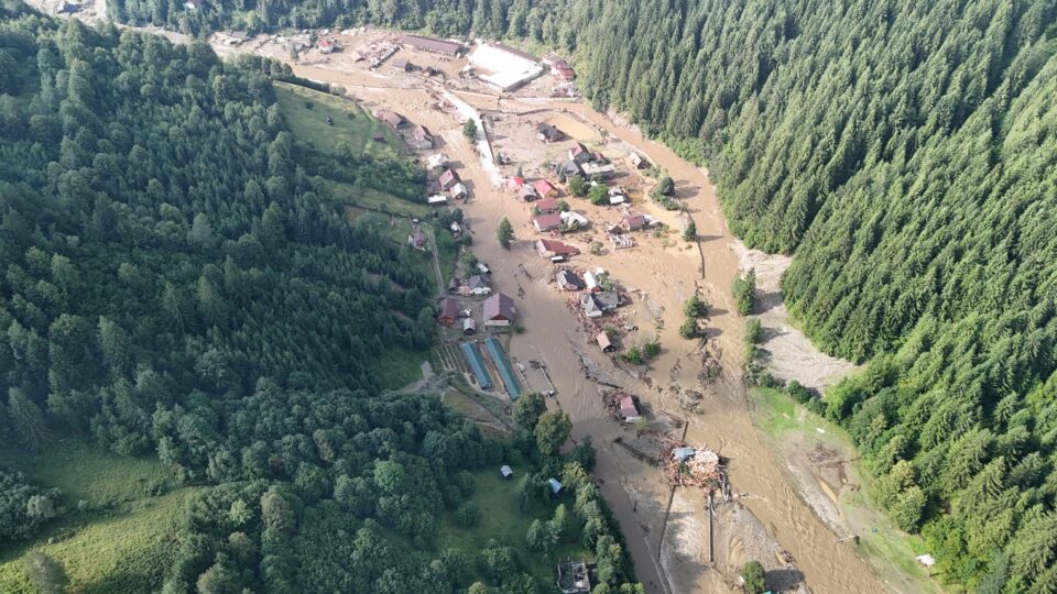 Dezastru produs de inundații masive în zona de munte a județului Suceava: Trei persoane decedate în Broșteni, peste 100 de sinistrați salvați, case distruse și drumuri blocate