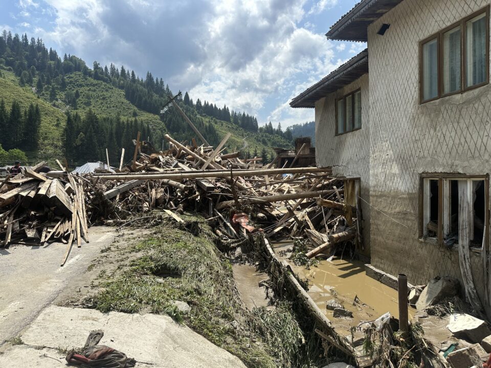 Dezastru produs de inundații masive în zona de munte a județului Suceava: Trei persoane decedate în Broșteni, peste 100 de sinistrați salvați, case distruse și drumuri blocate