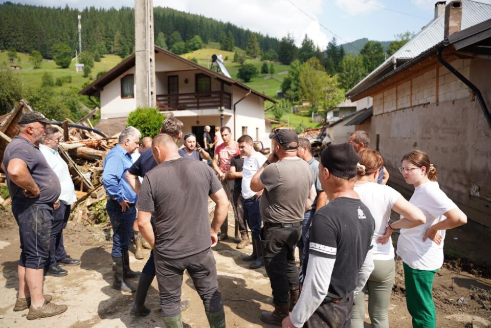 Dezastru produs de inundații masive în zona de munte a județului Suceava: Trei persoane decedate în Broșteni, peste 100 de sinistrați salvați, case distruse și drumuri blocate