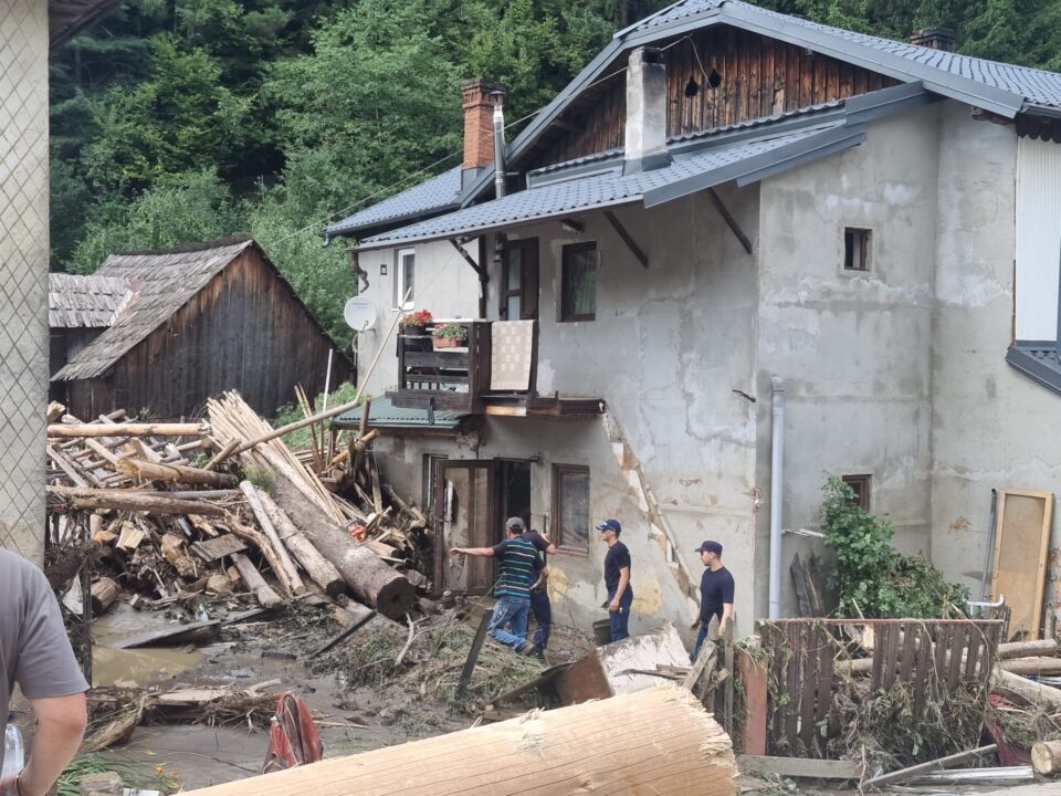 Dezastru produs de inundații masive în zona de munte a județului Suceava: Trei persoane decedate în Broșteni, peste 100 de sinistrați salvați, case distruse și drumuri blocate