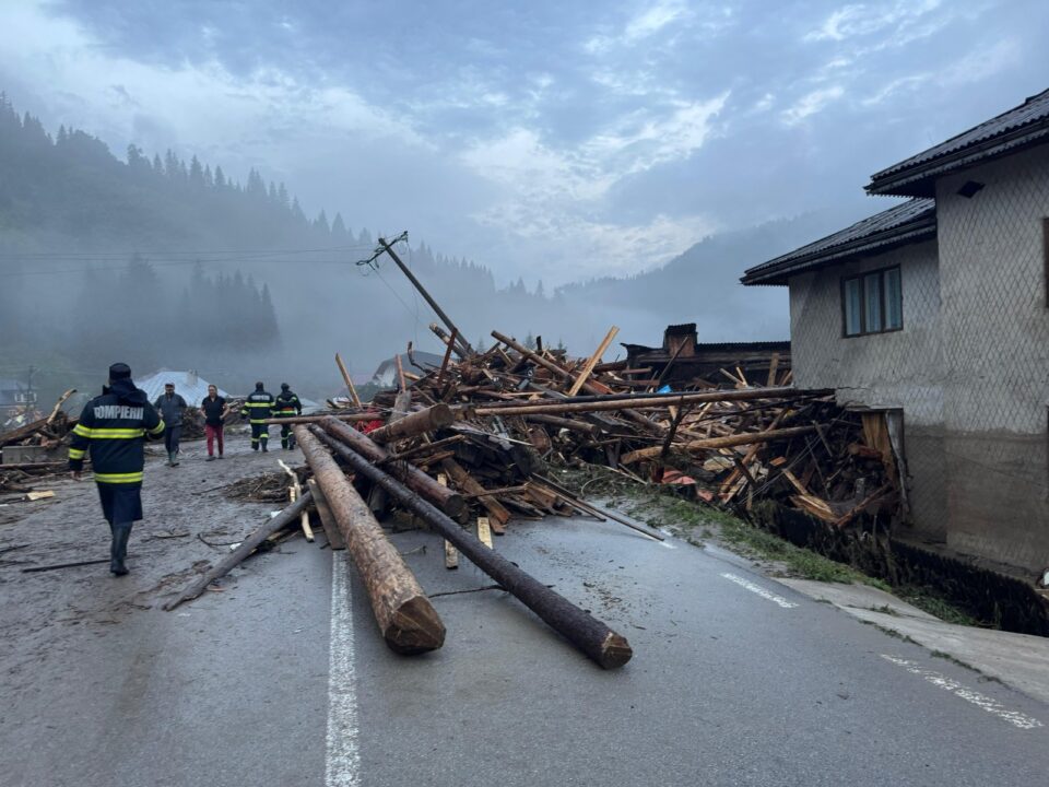 Dezastru produs de inundații masive în zona de munte a județului Suceava: Trei persoane decedate în Broșteni, peste 100 de sinistrați salvați, case distruse și drumuri blocate