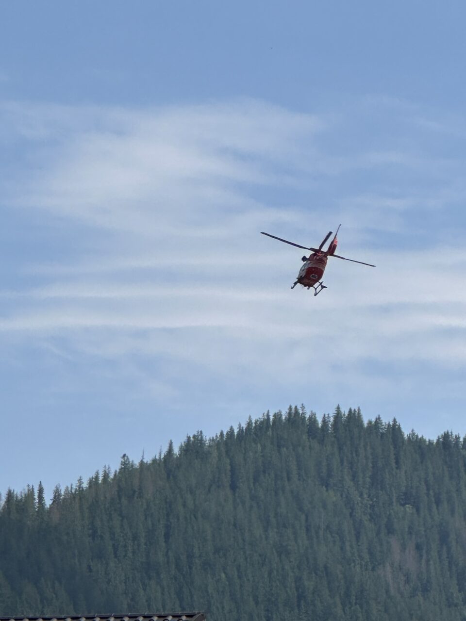 Dezastru produs de inundații masive în zona de munte a județului Suceava: Trei persoane decedate în Broșteni, peste 100 de sinistrați salvați, case distruse și drumuri blocate