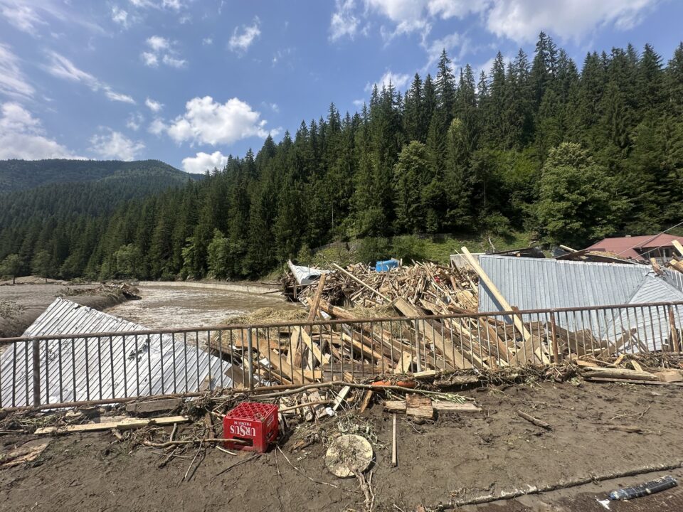 Dezastru produs de inundații masive în zona de munte a județului Suceava: Trei persoane decedate în Broșteni, peste 100 de sinistrați salvați, case distruse și drumuri blocate
