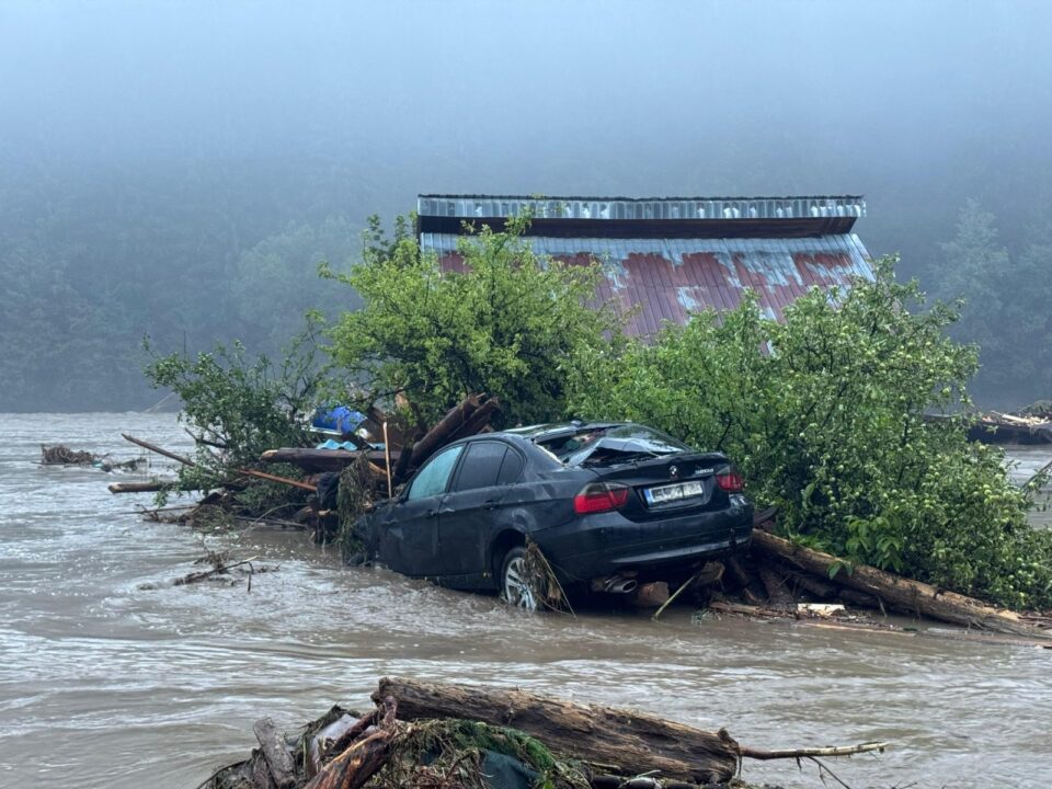 Dezastru produs de inundații masive în zona de munte a județului Suceava: Trei persoane decedate în Broșteni, peste 100 de sinistrați salvați, case distruse și drumuri blocate