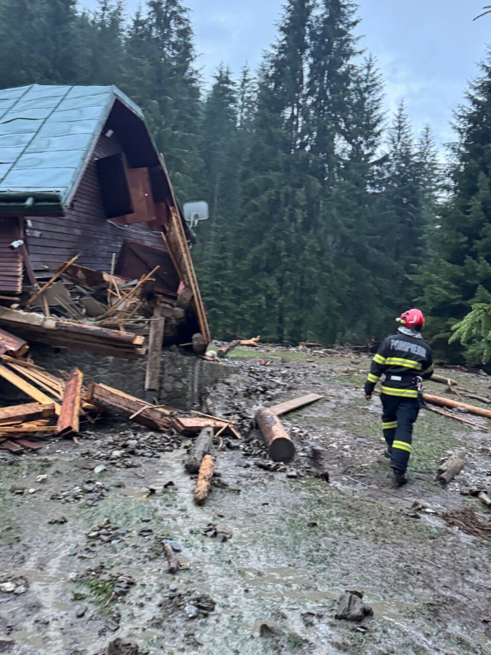 Dezastru produs de inundații masive în zona de munte a județului Suceava: Trei persoane decedate în Broșteni, peste 100 de sinistrați salvați, case distruse și drumuri blocate