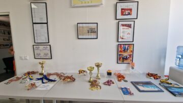 Expoziție cu medalii, trofee, diplome, fotografii, articole de presă ce reflectă cariera sportivului sucevean Tudor Ignat, la Galeria Zamca