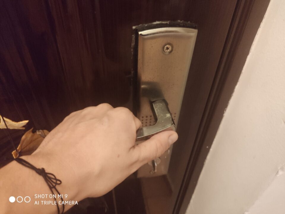 Un tâlhar care încerca ușile cu chei potrivite și a mușcat o femeie cu care a dat nas în nas, trimis într-un final la pușcărie