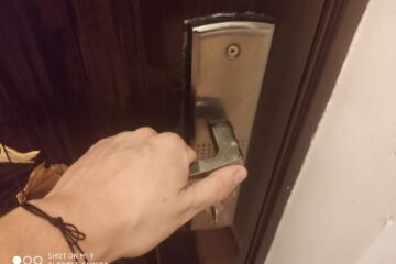 Un tâlhar care încerca ușile cu chei potrivite și a mușcat o femeie cu care a dat nas în nas, trimis într-un final la pușcărie