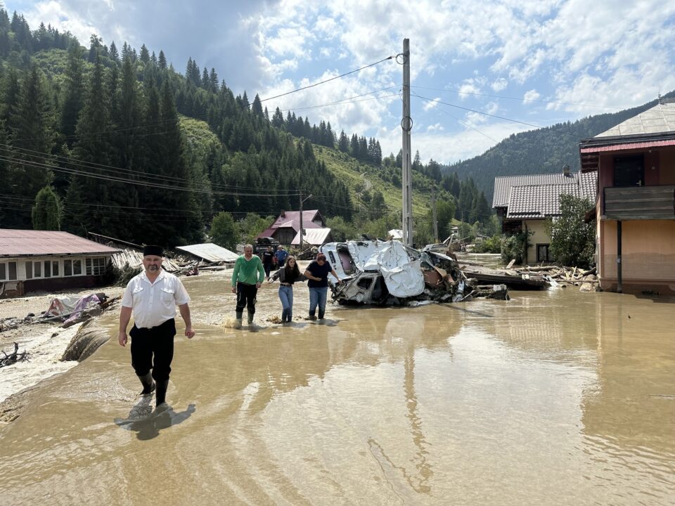 Dezastru produs de inundații masive în zona de munte a județului Suceava: Trei persoane decedate în Broșteni, peste 100 de sinistrați salvați, case distruse și drumuri blocate