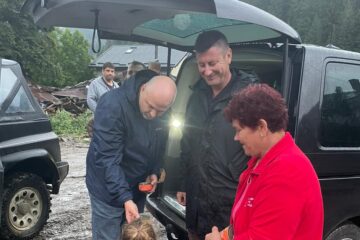Deputatul Emanuel Ungureanu a fost cu echipa USR alături de sinistrații din orașul Broșteni