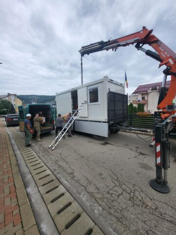 Apa potabilă, motorina și primele case modulare au ajuns la Broșteni, Ostra și Stulpicani
