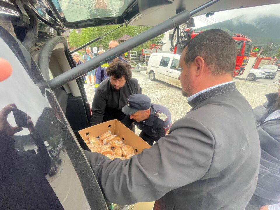 Mâncarea pentru salvatorii din zonele sinistrate este asigurată de Arhiepiscopia Sucevei și Rădăuților