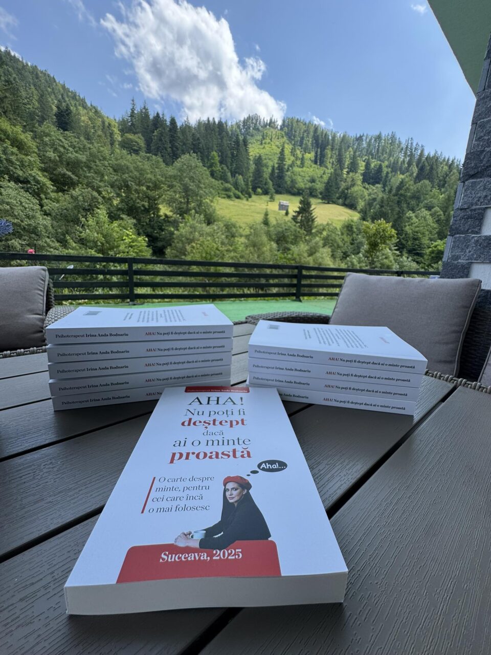 Psihoterapeutul sucevean Irina Anda Bodnariu a publicat recent volumul „AHA! Nu poți fi deștept dacă ai o minte proastă”
