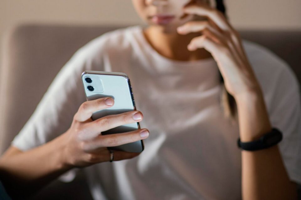 Accesul la telefonul partenerului poate fi infracțiune? Ce spune un avocat de divorț din Cluj Napoca