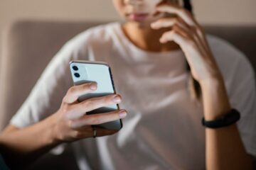Accesul la telefonul partenerului poate fi infracțiune? Ce spune un avocat de divorț din Cluj Napoca
