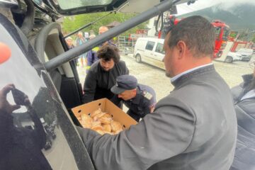 Arhiepiscopia Sucevei și Rădăuților continuă sprijinul pentru zonele Broșteni și Cotârgași greu încercate de inundații