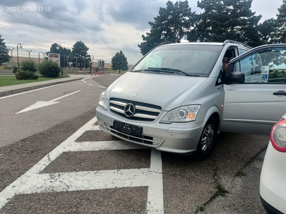 Microbuzul lasat fara numere, în aeroport, miercuri după-amiaza