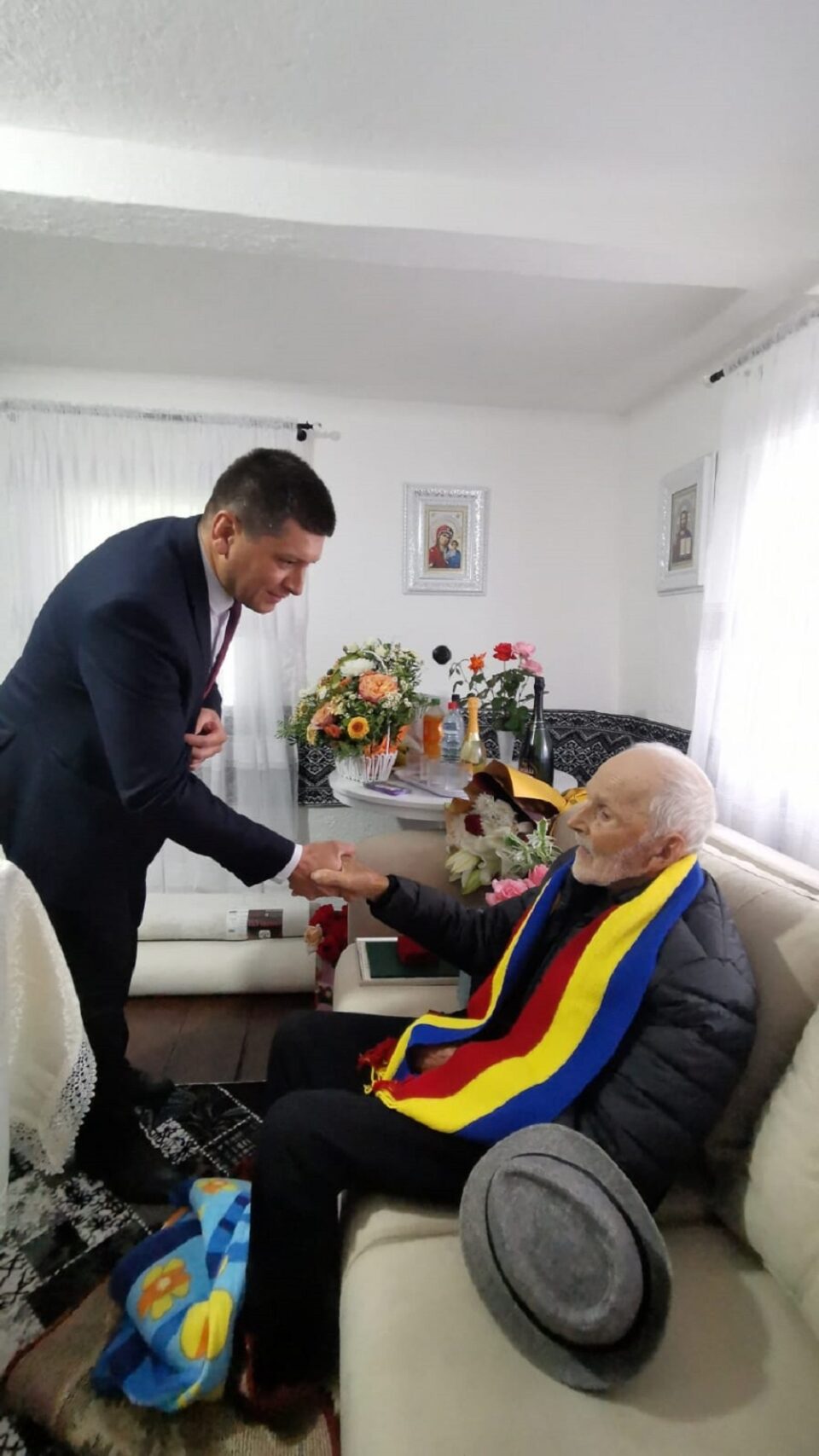Veteran de război sărbătorit la Straja, la împlinirea vârstei de 100 de ani