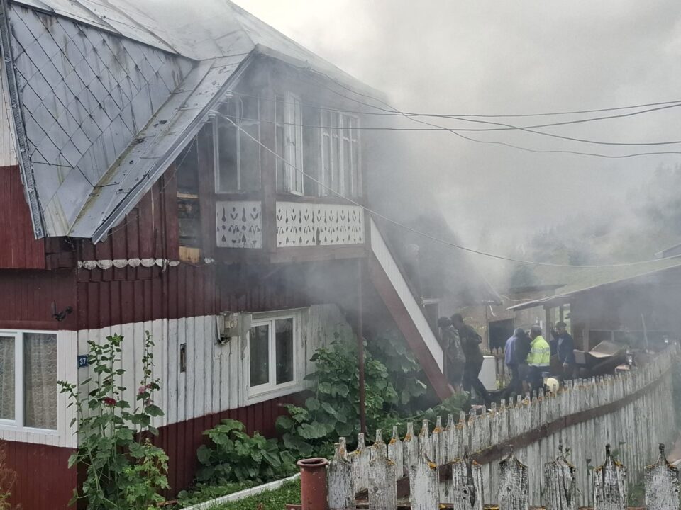Case distruse după două incendii izbucnite de la probleme de natură electrică