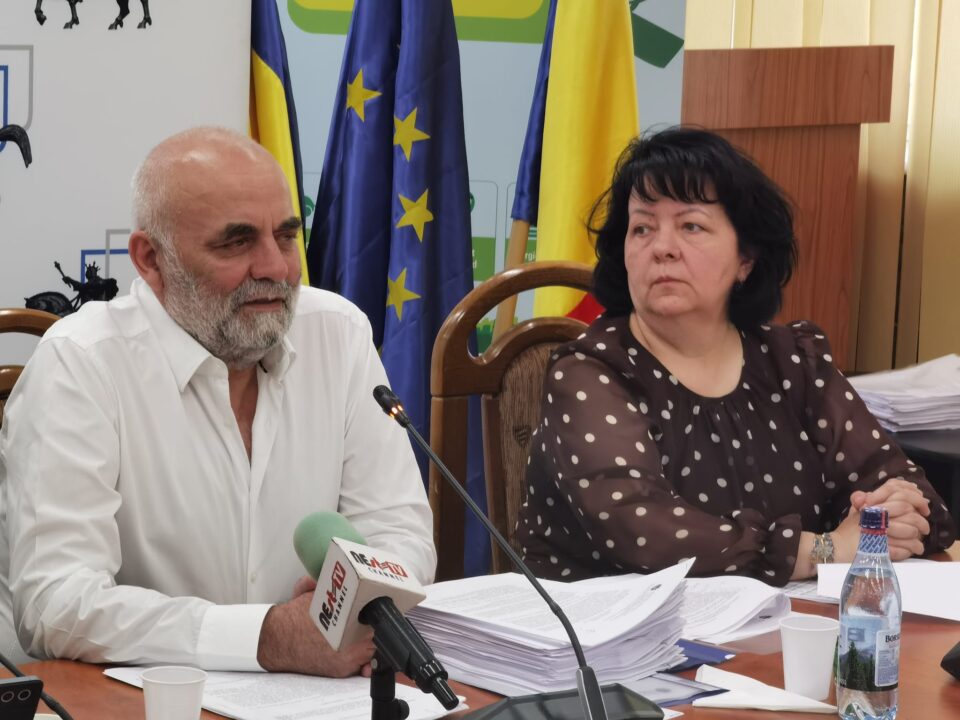 Primarul Vasile Rîmbu consideră că de întreținerea spațiilor verzi dintre blocuri se pot ocupa direct sucevenii, în baza spiritului civic
