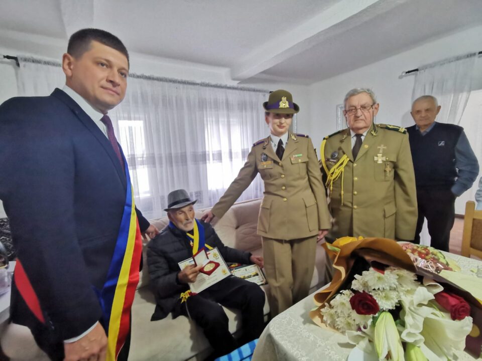 Veteranul Ilie D. Hasna, sarbatorit la Straja la implinirea varstei de 100 de ani