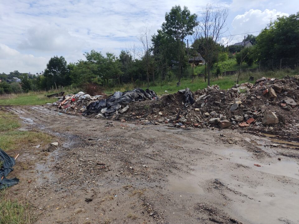 Firma care reabilitează clădirile la Salina Cacica a fost amendată de Garda de Mediu pentru depozitarea neconformă a deșeurilor