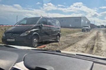 În locul gardului dărâmat din drumul spre Polivalentă au fost parcate mașini legate prin benzi de semnalizare