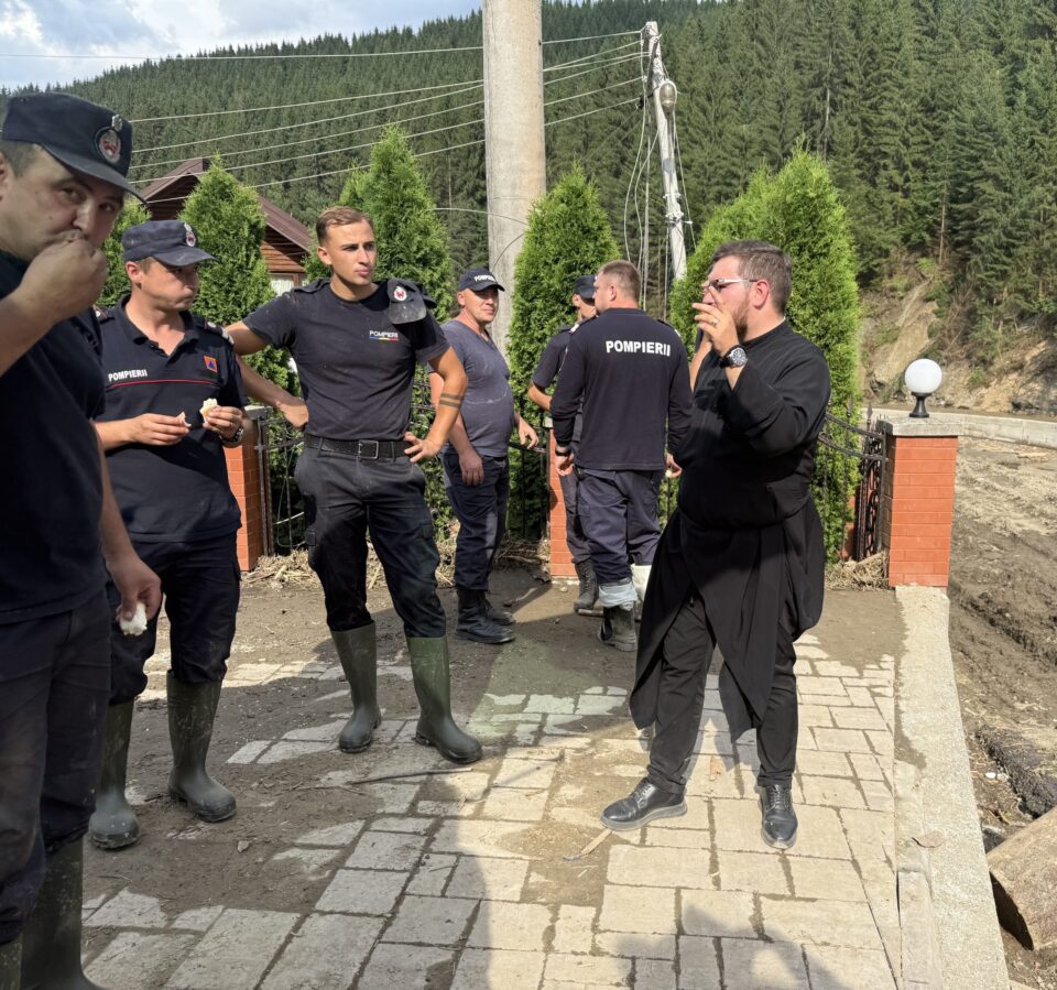 Arhiepiscopia Sucevei și Rădăuților continuă sprijinul pentru zonele Broșteni și Cotârgași greu încercate de inundații