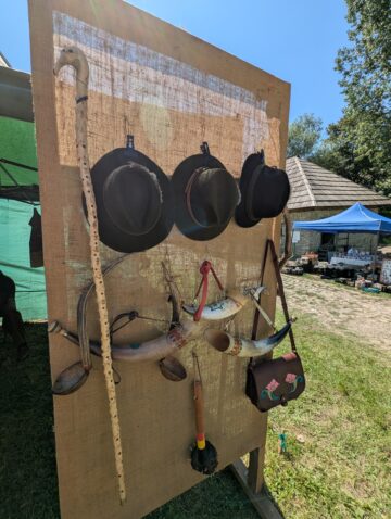 Aproape 100 de producători meșteri populari sunt prezenți până duminică la festivalul „Lume, Lume… hai la târg” din Muzeul Satului Bucovinean din Suceava