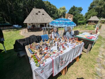 Aproape 100 de producători meșteri populari sunt prezenți până duminică la festivalul „Lume, Lume… hai la târg” din Muzeul Satului Bucovinean din Suceava