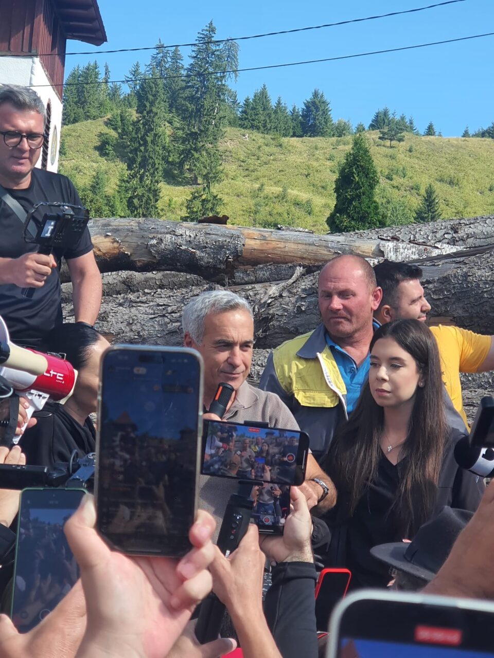Călin Georgescu a ajuns în mijlocul sinistraților din Broșteni: „Solidaritatea pe care am văzut-o aici demonstrează că suntem un popor măreț și curajos”