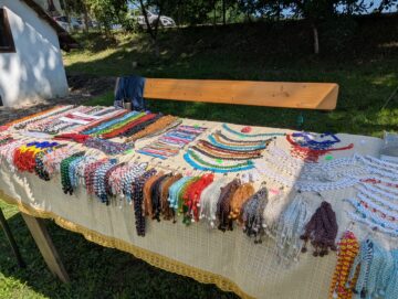 Aproape 100 de producători meșteri populari sunt prezenți până duminică la festivalul „Lume, Lume… hai la târg” din Muzeul Satului Bucovinean din Suceava