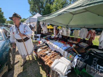 Aproape 100 de producători meșteri populari sunt prezenți până duminică la festivalul „Lume, Lume… hai la târg” din Muzeul Satului Bucovinean din Suceava