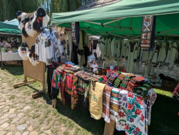 Aproape 100 de producători meșteri populari sunt prezenți până duminică la festivalul „Lume, Lume… hai la târg” din Muzeul Satului Bucovinean din Suceava