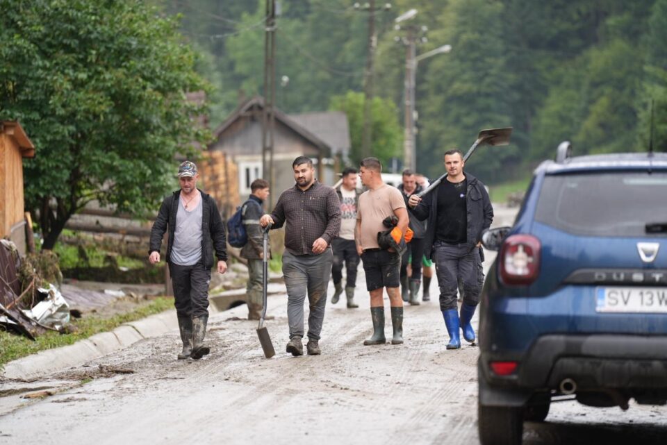 Autoritățile fac apel la voluntarii care ajuns în Broșteni să se înregistreze la punctul de comandă pentru a fi coordonați în zonele în care este nevoie de intervenție
