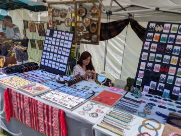 Aproape 100 de producători meșteri populari sunt prezenți până duminică la festivalul „Lume, Lume… hai la târg” din Muzeul Satului Bucovinean din Suceava