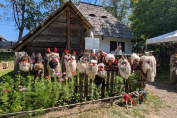 Aproape 100 de producători meșteri populari sunt prezenți până duminică la festivalul „Lume, Lume… hai la târg” din Muzeul Satului Bucovinean din Suceava