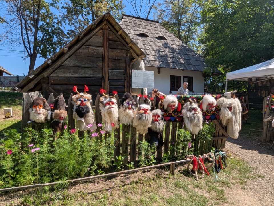Aproape 100 de producători meșteri populari sunt prezenți până duminică la festivalul „Lume, Lume… hai la târg” din Muzeul Satului Bucovinean din Suceava