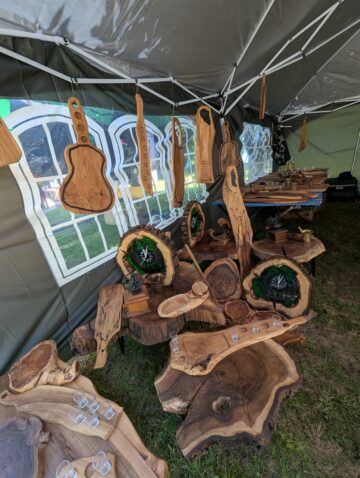 Aproape 100 de producători meșteri populari sunt prezenți până duminică la festivalul „Lume, Lume… hai la târg” din Muzeul Satului Bucovinean din Suceava