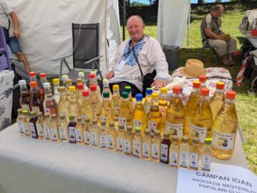 Aproape 100 de producători meșteri populari sunt prezenți până duminică la festivalul „Lume, Lume… hai la târg” din Muzeul Satului Bucovinean din Suceava